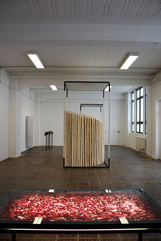 Nora Läkamp, "Cage" Metall/Holzgerüst  (160 x 260 x 300 cm) Papierspirale aus gefalteten Buchseiten (Ausstellungsansicht)