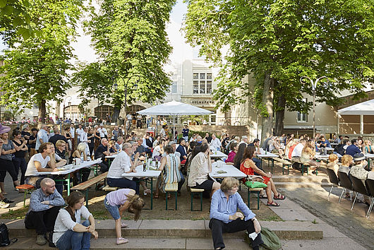 Preisverleihung des Kunstpreises der Stiftung der Saalesparkasse 2015 vor der Konzertmuschel im Volkspark Halle. Foto: Marco Warmuth