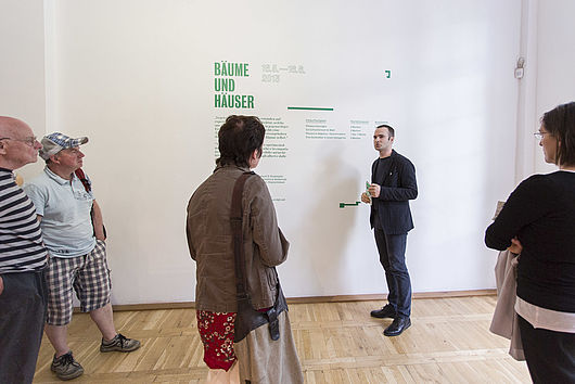 Prof. Dr. Stephan Jung erläutert das methodische Konzept seiner Entwurfsklasse bei der Ausstellungseröffnung von »BÄUME UND HÄUSER«, Foto: Matthias Ritzmann.