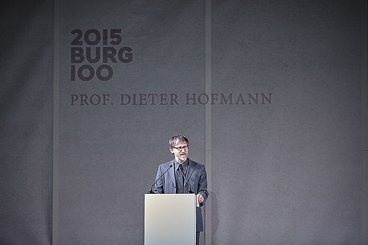 Zum Auftakt sprach Prof. Dieter Hofmann, Rektor der Burg Giebichenstein Kunsthochschule Halle. Foto: Marco Warmuth
