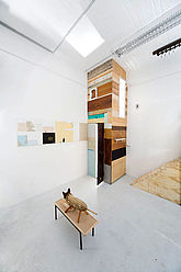 Roland Köhler, Installationsansicht („Ein Quadratmeter Wohnung“, „Treppe“, „Winterfuchs“ ...), mixed media, Hermesgebäude, 2009, Foto: René Schäffer