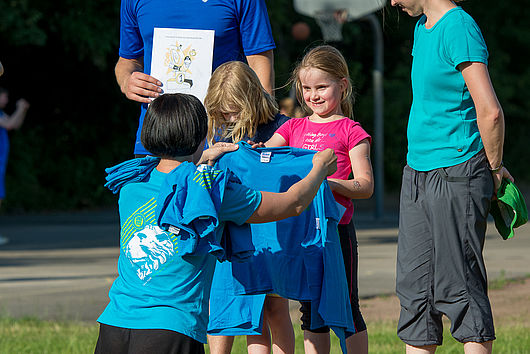 Eine Urkunde und ein T-Shirt für die Kids. Foto: Jessen Mordhorst
