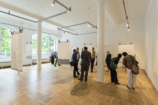 Blick in die Ausstellung »BÄUME UND HÄUSER«, Foto: Matthias Ritzmann.