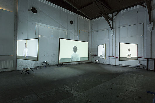 Claus Stoermer, als realitätsbildend, 2013, Diplom, Full-HD, fünf Rückprojektionen, 240 × 135 cm. Foto: Matthias Ritzmann