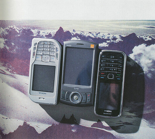 Camille Henrot, Cell phones, amateur photograph of the Alps Quelle: Camille Henrot: Prehistoric Collections. Paris: 2015, S.63