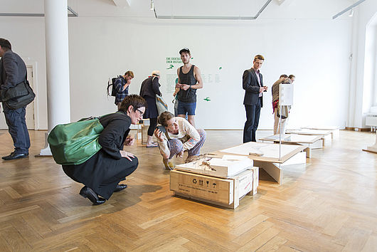 Blick in die Ausstellung »BÄUME UND HÄUSER«, Foto: Matthias Ritzmann.