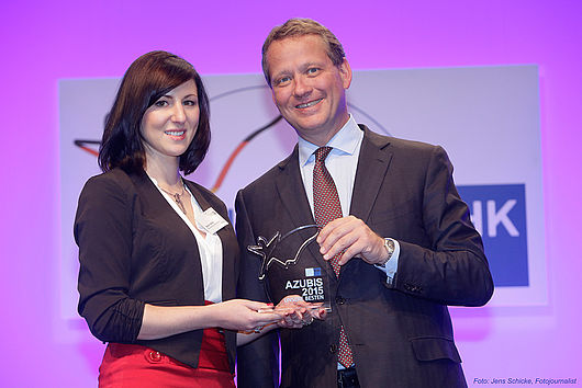 Sarah Heber ausgezeichnet auf der 10. Nationalen Bestenehrung der IHK-Azubis in Berlin zusammen mit dem Präsidenten der IHK, Eric Schweitzer