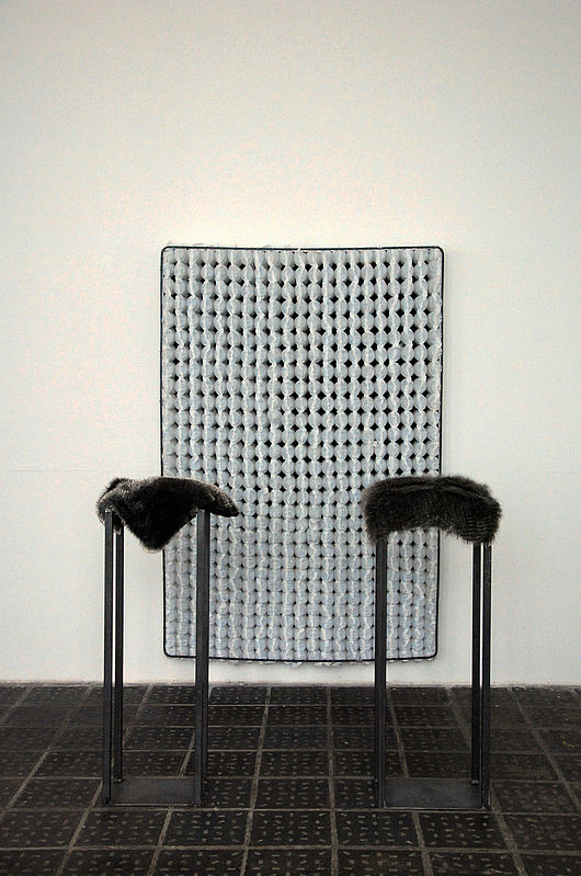 Nora Läkamp, "Ruhen lassen" 2x Fellkissen und Stecknadeln (40 x 48 cm) Matratzenkern (140 x 200 cm)