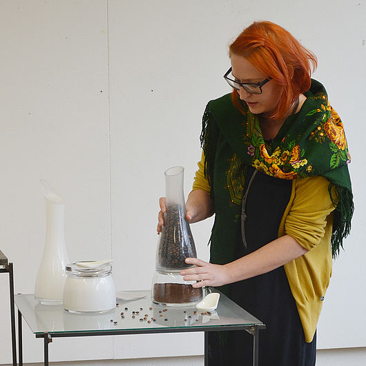 Natalia Lenzendorf und ihre Projekt CONSERVARE COFFEA - Studien zur Aufbewahrung und Präsentation von Kaffee. Foto Mückel