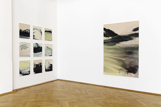 Simone Distler, ausgewaschen (li.), Serie, 2014, Mischtechnik auf Leinwand, 54 × 44 cm; Funken (re.), 2014, Mischtechnik auf Leinwand, 190 × 125 cm, Foto: Matthias Ritzmann