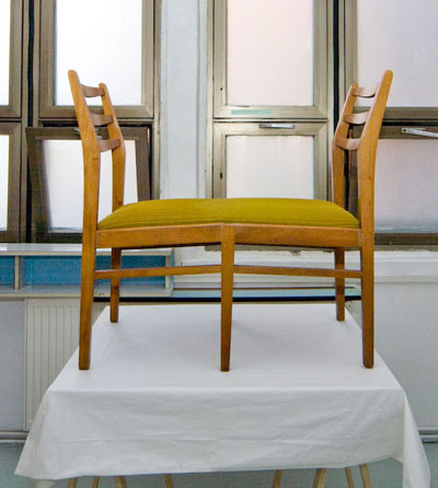 Roland Köhler, „Sitzgruppe Siam“ (mit Sockel), mixed media, 83,5 x 90 x 39,5 cm, 2009, Foto: René Schäffer