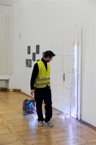 Vermessungs-Performance von Maik Helfrich zur Eröffnung der Auswahlausstellung am 27. Februar, Foto: Sophia Kesting