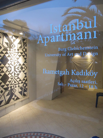 Stipendiaten der Burg präsentieren beim Galerienrundgang „İkametgah Kadıköy" in Istanbul noch bis 9. Dezember 2012 ihre Arbeiten in einem eigenen Austellungsraum. Foto: Nike Bätzner 