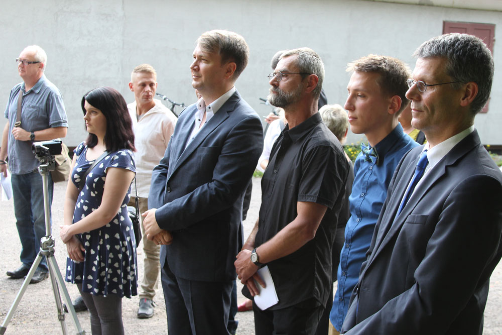 Es sprachen der Direktor der Stiftung Gedenkstätten Sachsen-Anhalt, Dr. Kai Langer, der Bürgermeister der Stadt Halle, Egbert Geier, der Direktor des Christian-Wolff-Gymnasiums, Andreas Slowig, der Historiker Michael Viebig und Axel De Macq. Foto: Ekkeh
