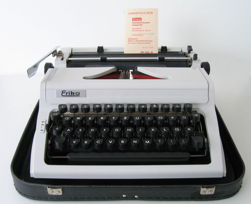 Schreibmaschine "Erika", hergestellt im April 1984 im Kombinat Robotron (DDR; damaliger Preis 420 Mark der DDR, was etwa der Hälfte eines durchschnittlichen Monatseinkommens entsprach). Foto: wikipedia.de