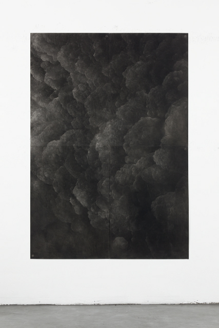 Andrea Zaumseil, „Rauch“, 2013, Pastellkreidezeichung, 200 x 140 cm. Foto: Foto Nikolaus Brade