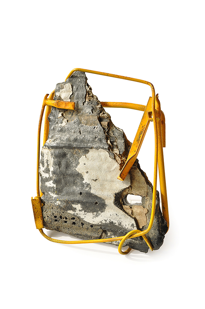 Fabrizio Tridenti: untitled (Brosche), Messing, Wellpappe, Eisen, Acrylfarbe, 2010. Foto: Fabrizio Tridenti 