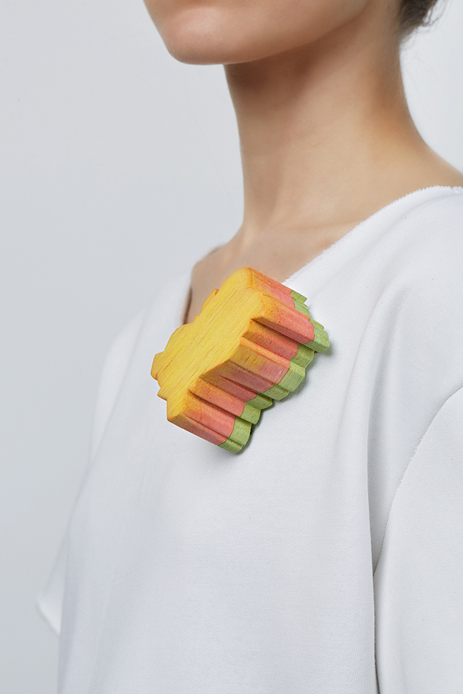Makiko Mitsunari: Brosche