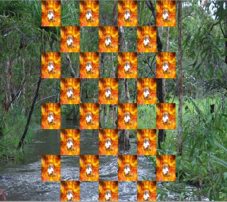 Collage aus Fotorafie einer Flußlandschaft im Hintergrund und schachbrettartig aufgeteiltes Muster, bestehend aus einem, sich wiederholenden, rechteckigen Portrait einer Person vor flammenartig leuchtendem Hintergrund 
