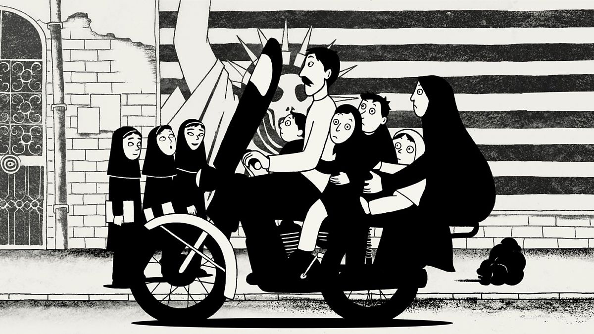 Filmstill aus dem Zeichentrickfilm: Persepolis; im Vordergrund fährt ein Mann mit vier Kindern und einer Frau auf einem Motorrad, die weiblichen Personen tragen Kopftücher; dahinter auf dem Gehsteig steht eine Dreiergruppe Mädchen, die wie Nonnen gekleidet sind, zwei von ihnen tragen ein Stück Papier unter dem Arm; im Hintergrund ist an einer Hausmauer ein riesiges Plakat mit Querstreifen und davor der Freiheitsstatue zu sehen, ihr Gesicht ähnelt einem Totenkopf
