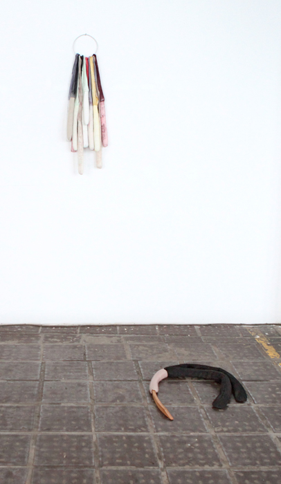 Julia Miorin, „o.T.“, 2013, Aluminium, Gips, Filz, 89 cm x 23 cm x 12 cm Julia Miorin, „Deckung“, 2012, Zwetschgenholz, Gips, Lack, 9 cm x 32 cm x 12 cm