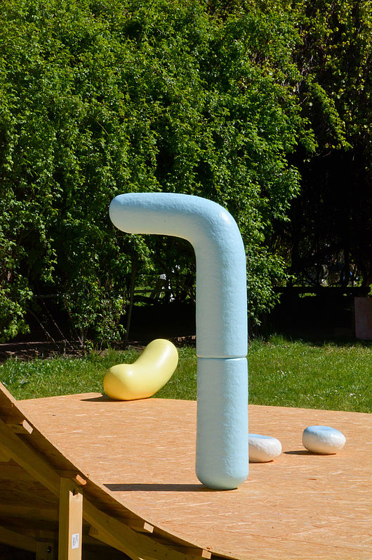 Julia Himmelmann »Der Mond ist ein Loch« Ausstellungsansicht mit »Phallus« (Keramik, lackiert) und »Wurst« (Keramik, lackiert), 2019 Foto: Julia Himmelmann