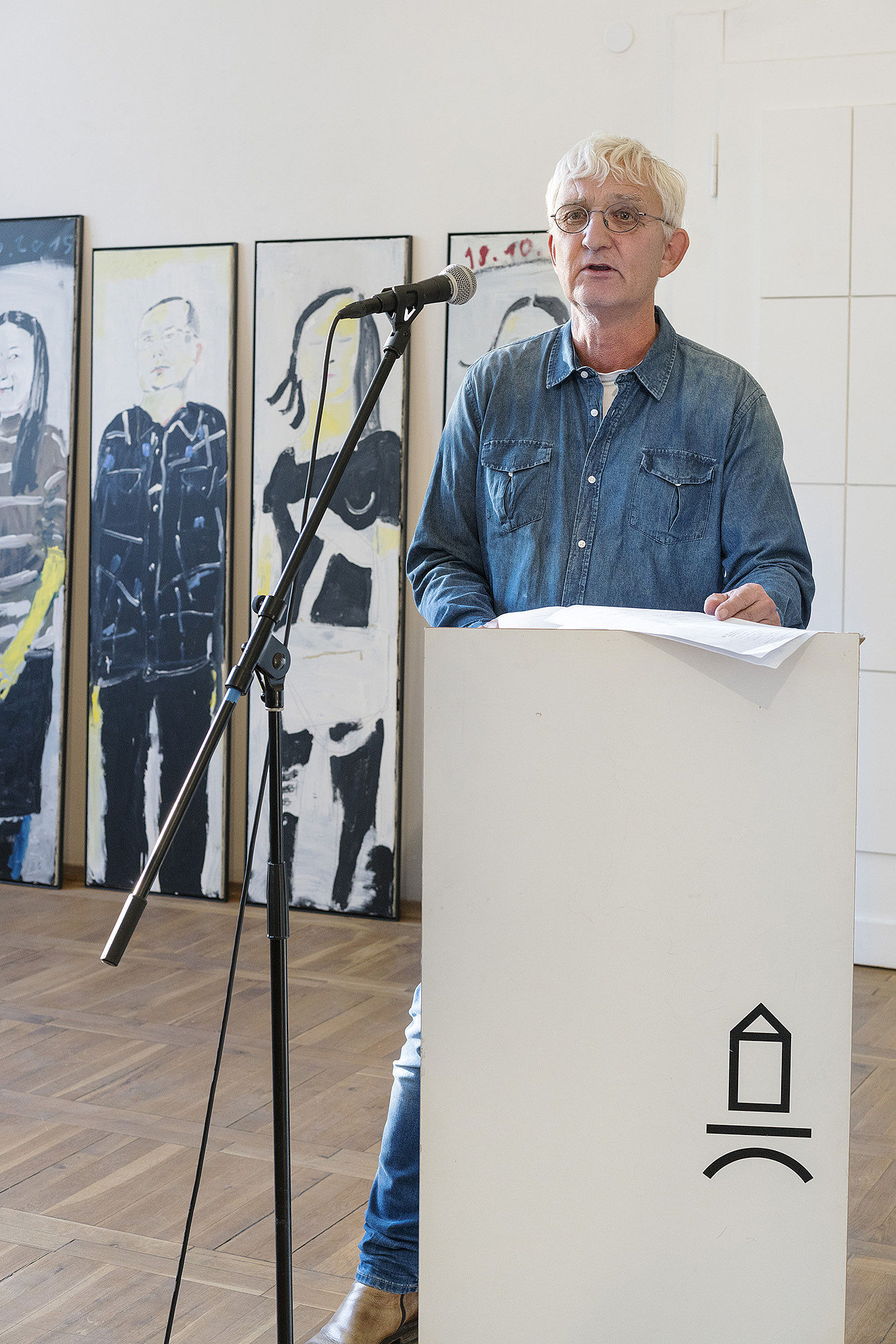 Prof. Ulrich Klieber liest zur Eröffnung aus "Begegnungen mit Kunst"; Foto: Etienne Dietzel