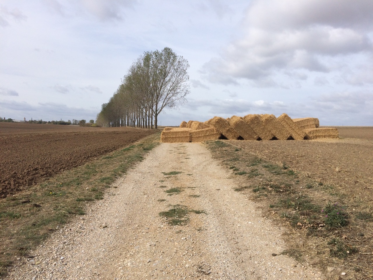 Feldweg der mit Strohballen versperrt ist