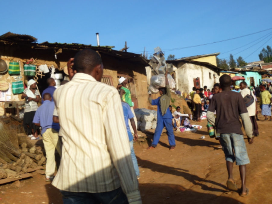Alltäglichkeit der Nachbarschaft in Muhanga, Kigali, Rwanda  (© Stefanie Bognitz) 