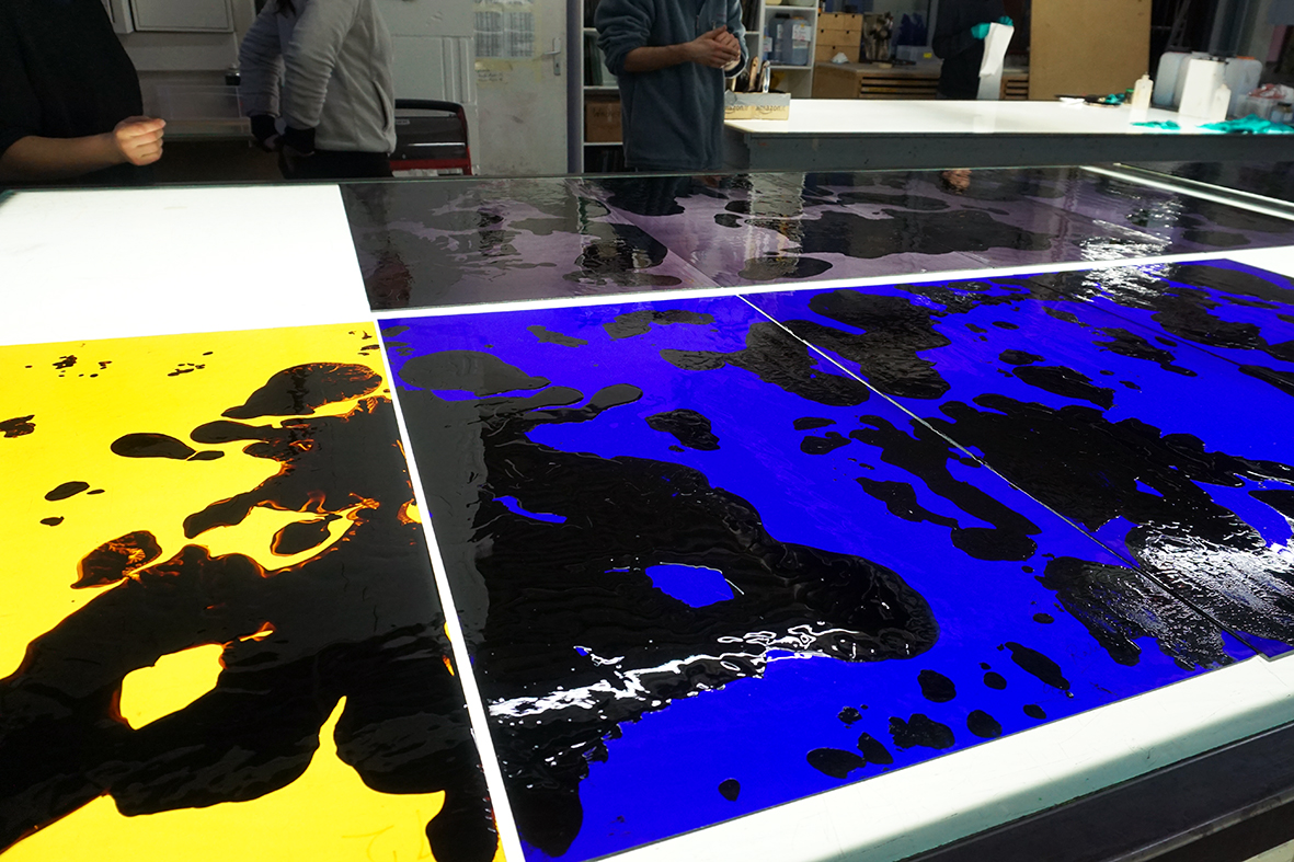 Vorbereitung für die Ätzung in Echtantikglas; kollaboratives Glasmalereiprojekt, 2026; Studierende: Tamara Hildebrand, Jakob Höfig, Clara Rudolf, Jooyohn Shin, Vahdeta Tahirovic, Ines Wassermann; Projektbegleitung: Prof. Natalię Häusler, Katharina Marszewski, Felicitas Fäßler