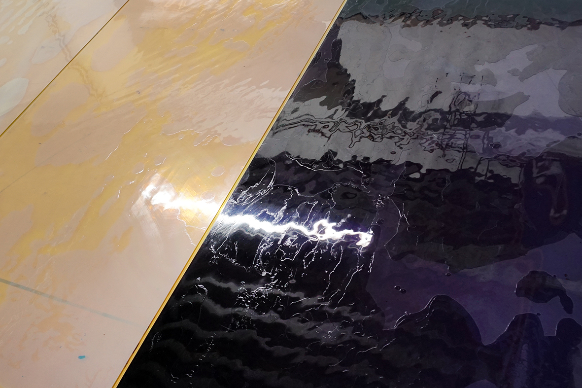 Mehrstufige Ätzung in Echtantikglas; kollaboratives Glasmalereiprojekt, 2026; Studierende: Tamara Hildebrand, Jakob Höfig, Clara Rudolf, Jooyohn Shin, Vahdeta Tahirovic, Ines Wassermann; Projektbegleitung: Prof. Natalię Häusler, Katharina Marszewski, Felicitas Fäßler