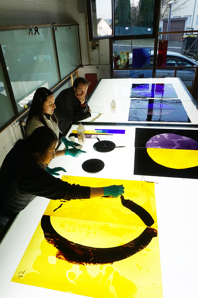 Malerei für mehrstufige Ätzung in Echtantikglas; kollaboratives Glasmalereiprojekt, 2026; Studierende: Tamara Hildebrand, Jakob Höfig, Clara Rudolf, Jooyohn Shin, Vahdeta Tahirovic, Ines Wassermann; Projektbegleitung: Prof. Natalię Häusler, Katharina Marszewski, Felicitas Fäßler