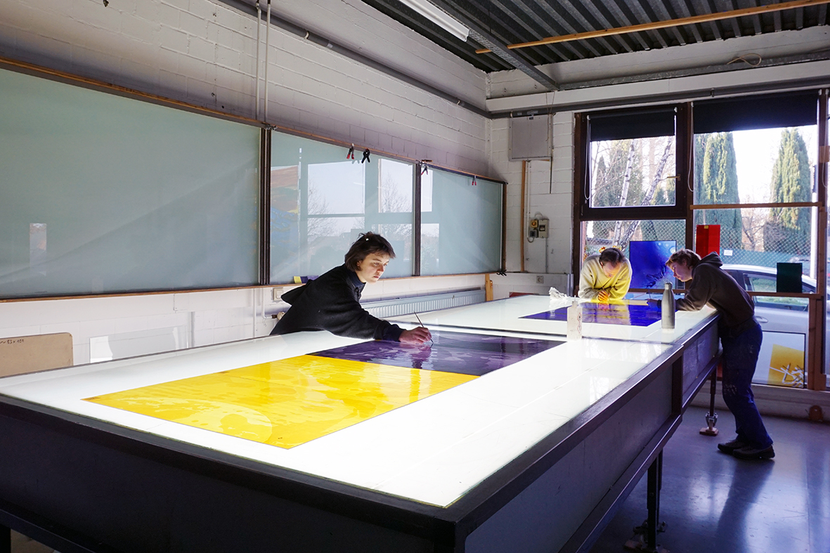 Schwarzlotmalerei und mehrstufige Ätzung in Echtantikglas; kollaboratives Glasmalereiprojekt, 2026; Studierende: Tamara Hildebrand, Jakob Höfig, Clara Rudolf, Jooyohn Shin, Vahdeta Tahirovic, Ines Wassermann; Projektbegleitung: Prof. Natalię Häusler, Katharina Marszewski, Felicitas Fäßler