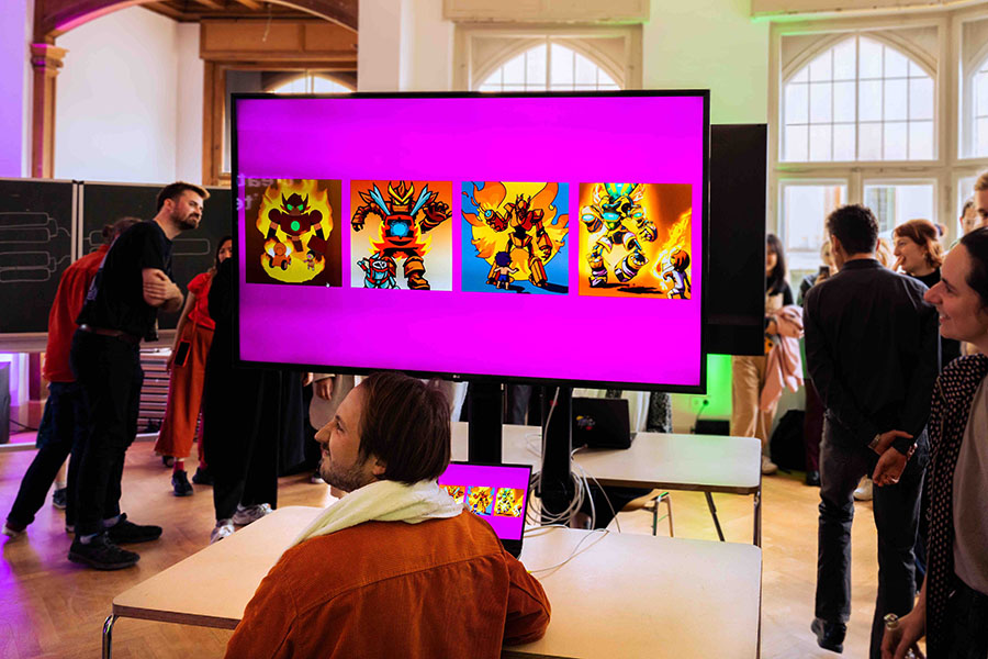 Zu sehen ist ein großer Display mit vier von einer KI erzeugten Variationen eines Comic Kampfroboters. Menschen stehen um den Display herum und betrachten das Bild.  