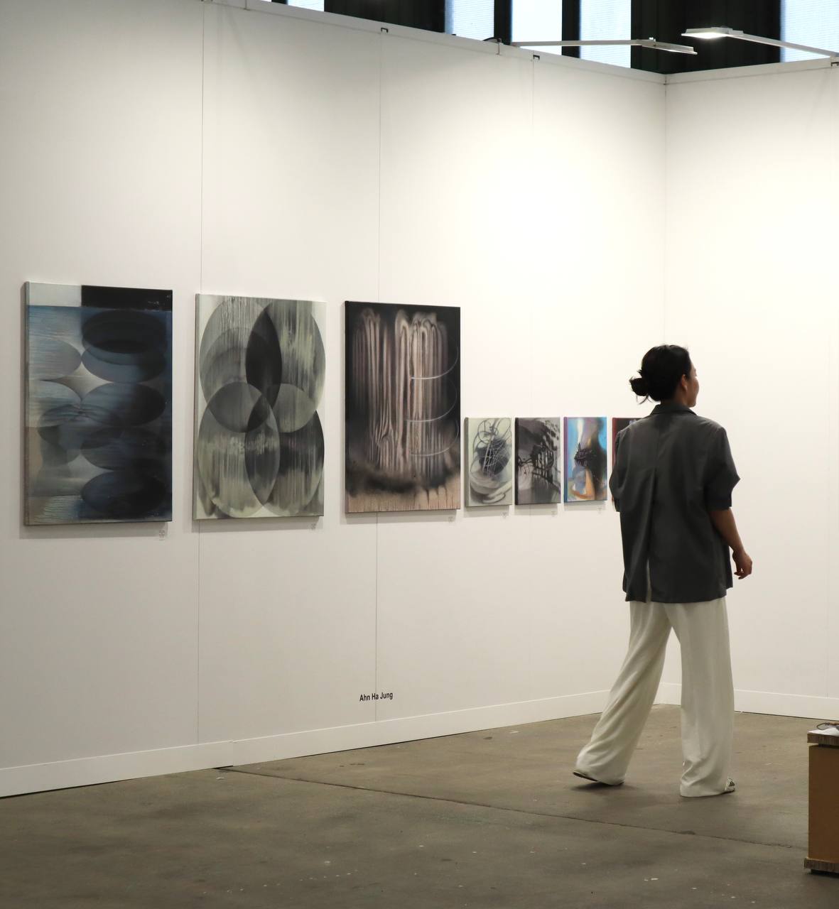 Grafikstudierende Hajung Ahn bei Positions Berlin Art Fair. Foto: Paul McDevitt