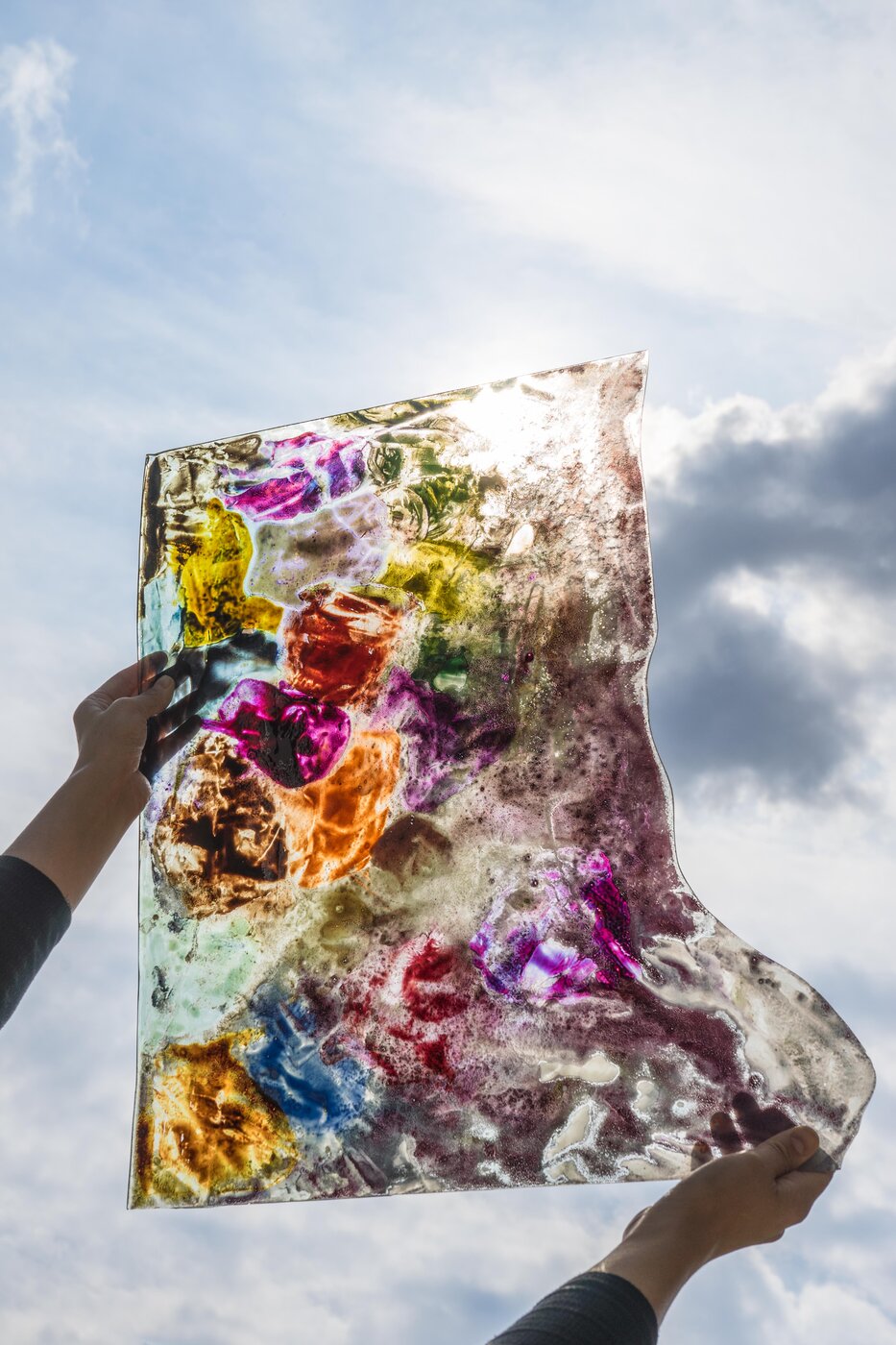 Glasmalerei vor Himmel