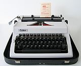 Schreibmaschine "Erika", hergestellt im April 1984 im Kombinat Robotron (DDR; damaliger Preis 420 Mark der DDR, was etwa der Hälfte eines durchschnittlichen Monatseinkommens entsprach). Foto: wikipedia.de