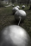Andrea Zaumseil, „Die zerrissene Perlenkette“, 2004, Denkmal zur Erinnerung an das Flugzeugunglück bei Überlingen. Foto: Tilmann Graner 