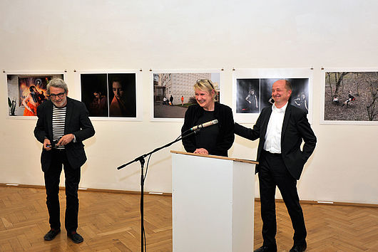 Prof. Axel Müller-Schöll stellt die Fotografin Ute Mahler vor, die von ihrem Mann Werner Mahler, ein ebenso sehr bekannter Fotograf, nach Halle begleitet wurde (v.r.n.l.), Foto: Udo W. Beier