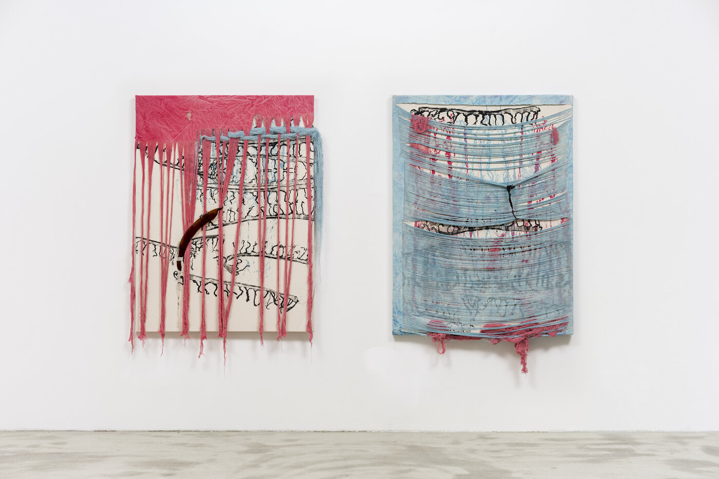 'Behind the Falls' 2 part series 2024 160 x 120 cm dyed cotton, glass Foto) Stefan Hähnel