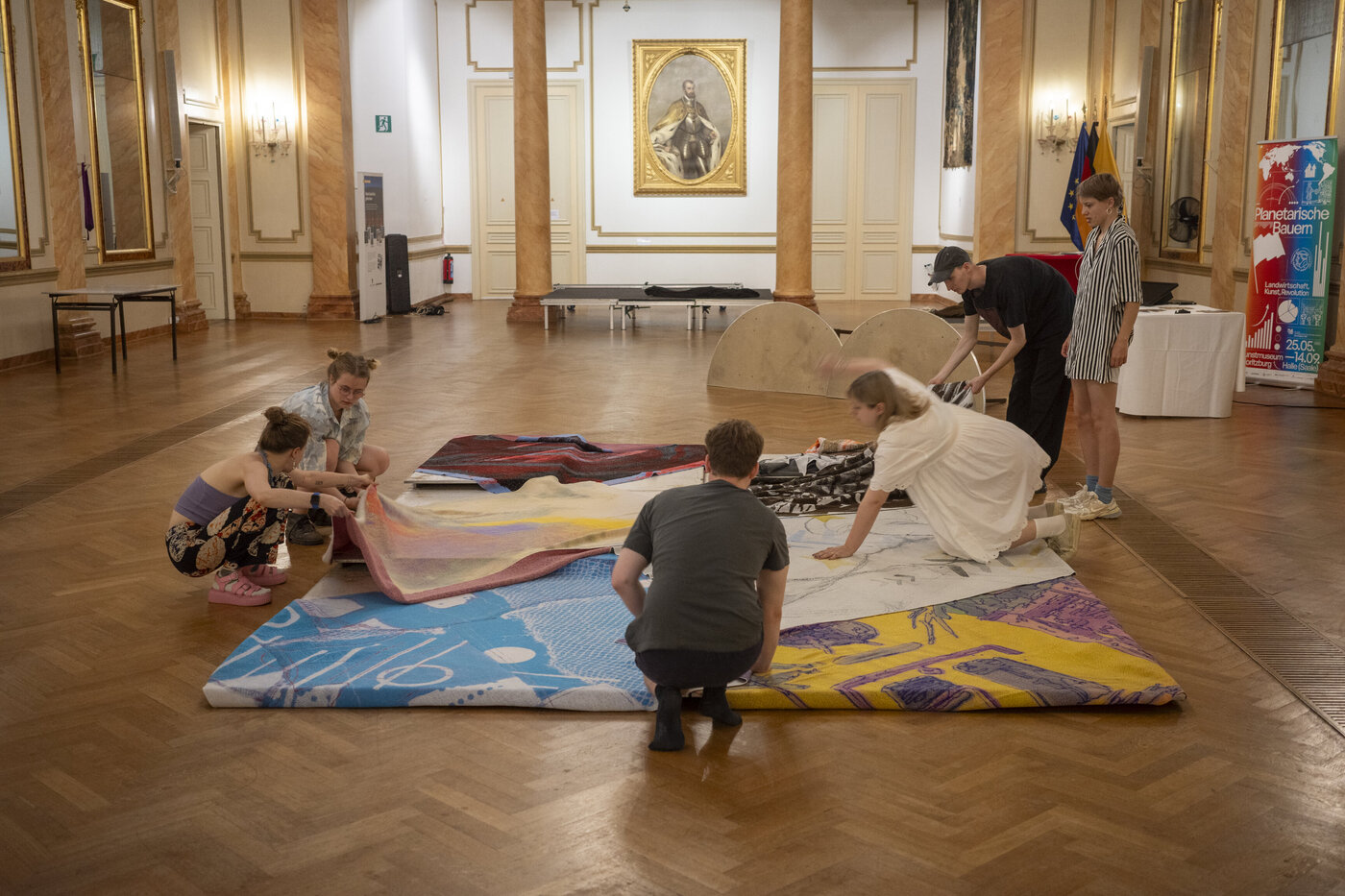 Artistic intervention – Grafikstudierene in fortlaufender Kollaboration mit der Staatskapelle Halle, beim Sommerfest im Cercle Royal Gaulois in Brüssel, Juli 2025. Foto: Paul McDevitt