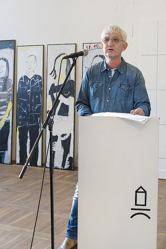 Prof. Ulrich Klieber liest zur Eröffnung aus "Begegnungen mit Kunst"; Foto: Etienne Dietzel