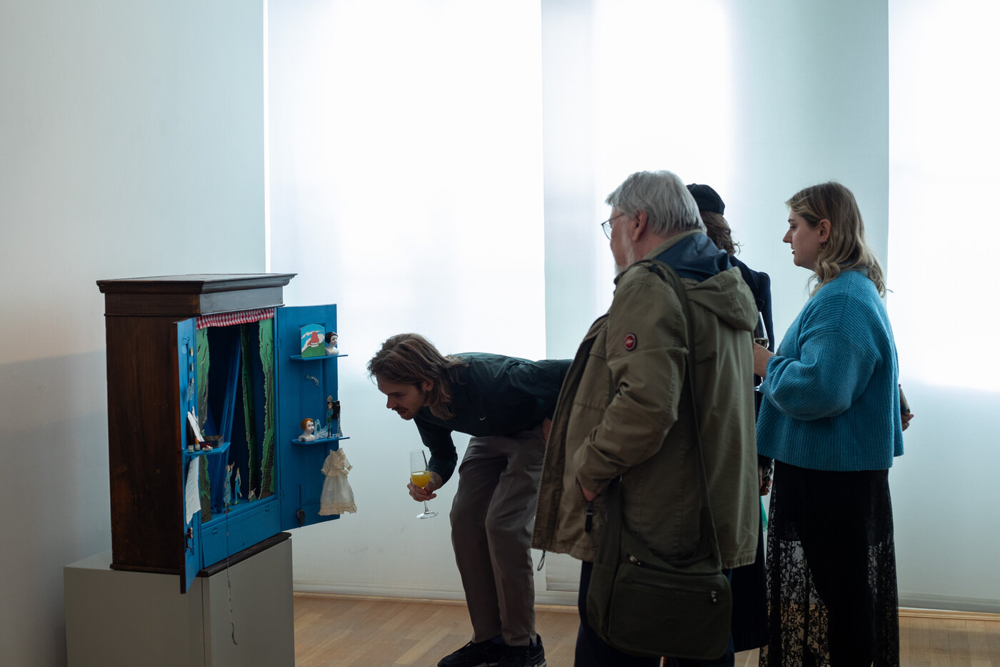 Eröffnung von "IRONY", eine Ausstellung in Kollaboration mit der Klasse von Tobias Hantmann in der Galerie ADA Meiningen, April 2025, Foto: Caroline Gerlach