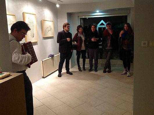 Stipendiaten der Burg präsentieren beim Galerienrundgang „İkametgah Kadıköy" in Istanbul noch bis 9. Dezember 2012 ihre Arbeiten in einem eigenen Austellungsraum. Foto: Nike Bätzner 