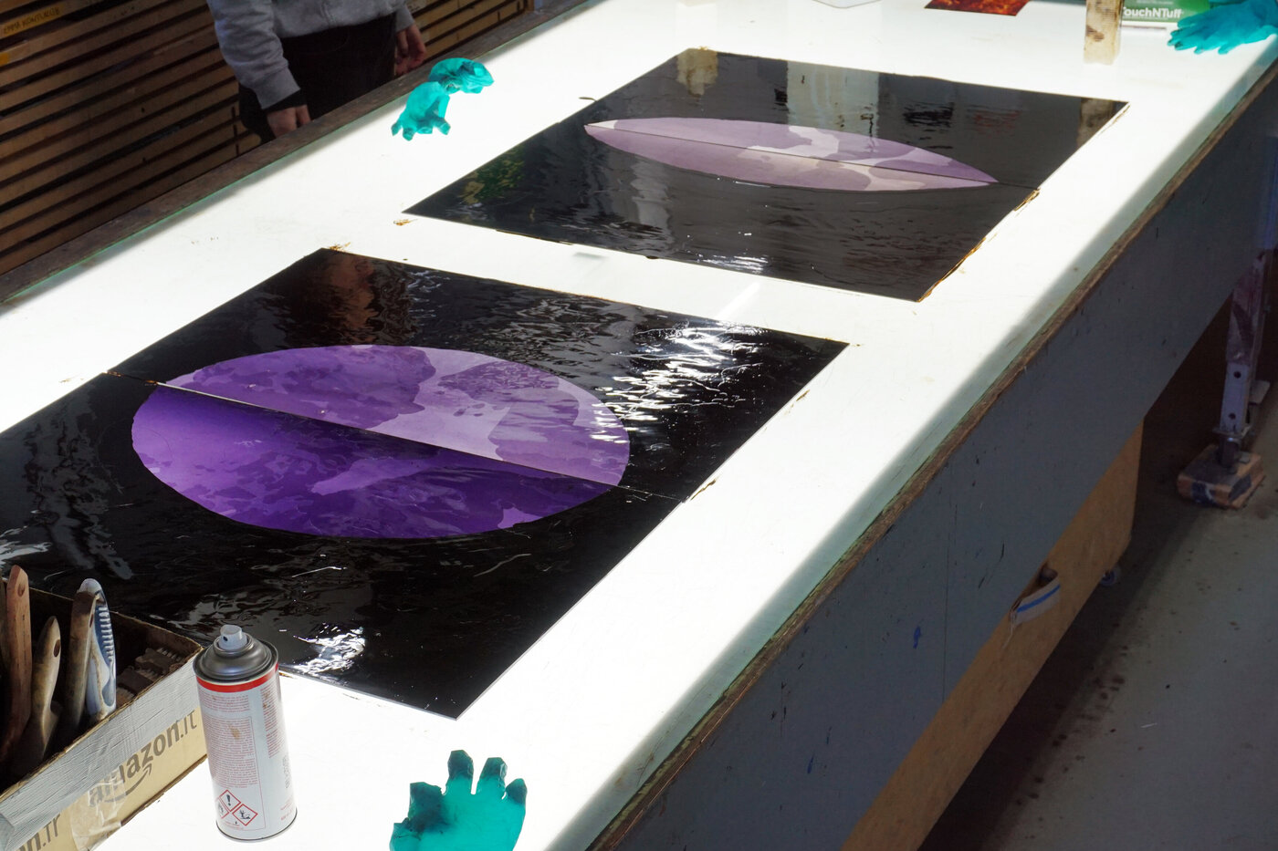 Malerei für mehrstufige Ätzung in Echtantikglas; kollaboratives Glasmalereiprojekt, 2026; Studierende: Tamara Hildebrand, Jakob Höfig, Clara Rudolf, Jooyohn Shin, Vahdeta Tahirovic, Ines Wassermann; Projektbegleitung: Prof. Natalię Häusler, Katharina Marszewski, Felicitas Fäßler