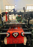 Ikatproduktion auf Industrie-Webstühlen in der Yodgorlik Silk factory in Margilan, Usbekistan