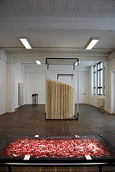 Nora Läkamp, "Cage" Metall/Holzgerüst  (160 x 260 x 300 cm) Papierspirale aus gefalteten Buchseiten (Ausstellungsansicht)