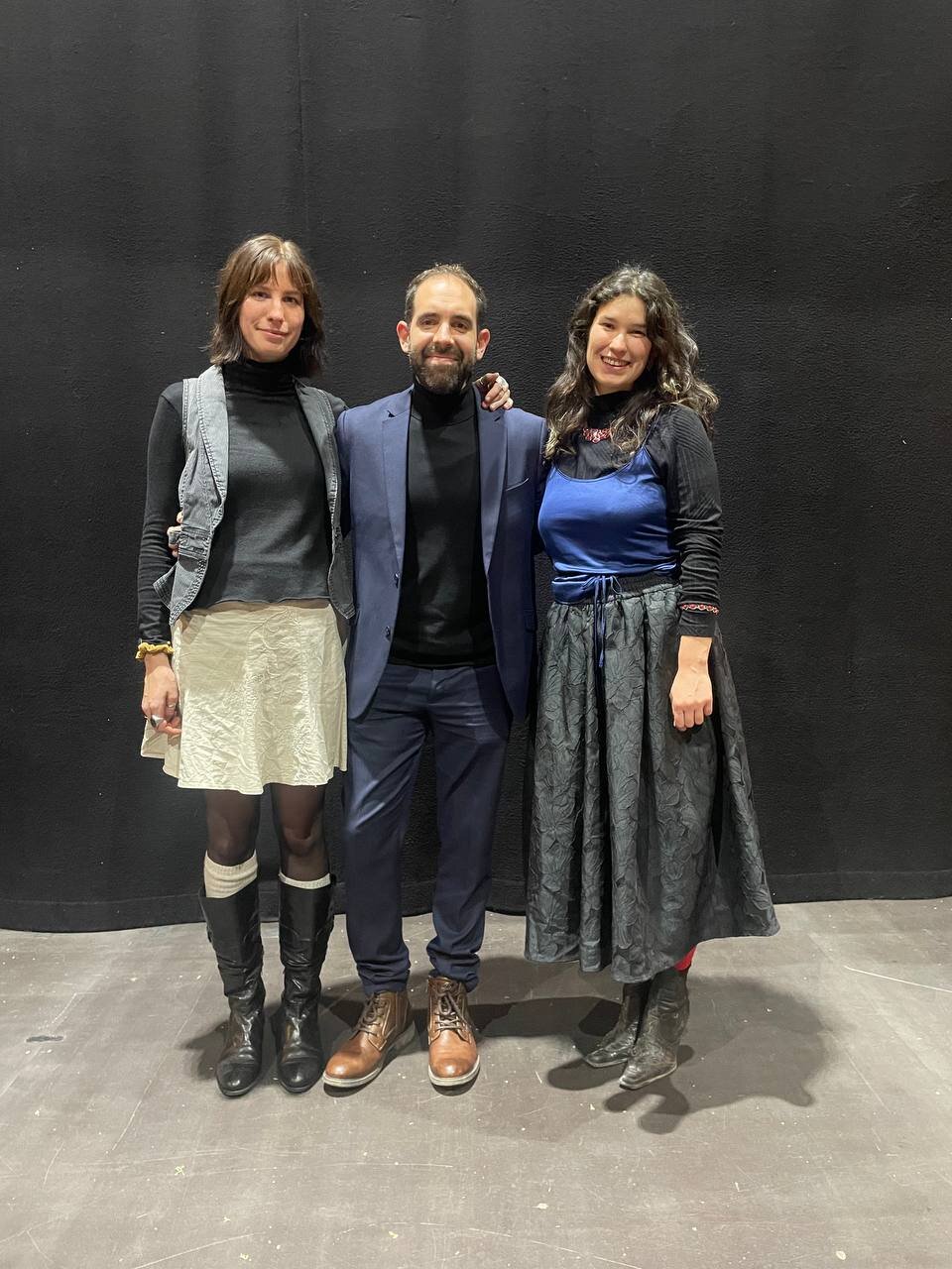 Grafikstudierende Anna-Carolina Prata und Janina Schreiber beim IMPULS Festival, mit Komponist Fernando Strasnoy. Foto: Friederike von Hellermann.