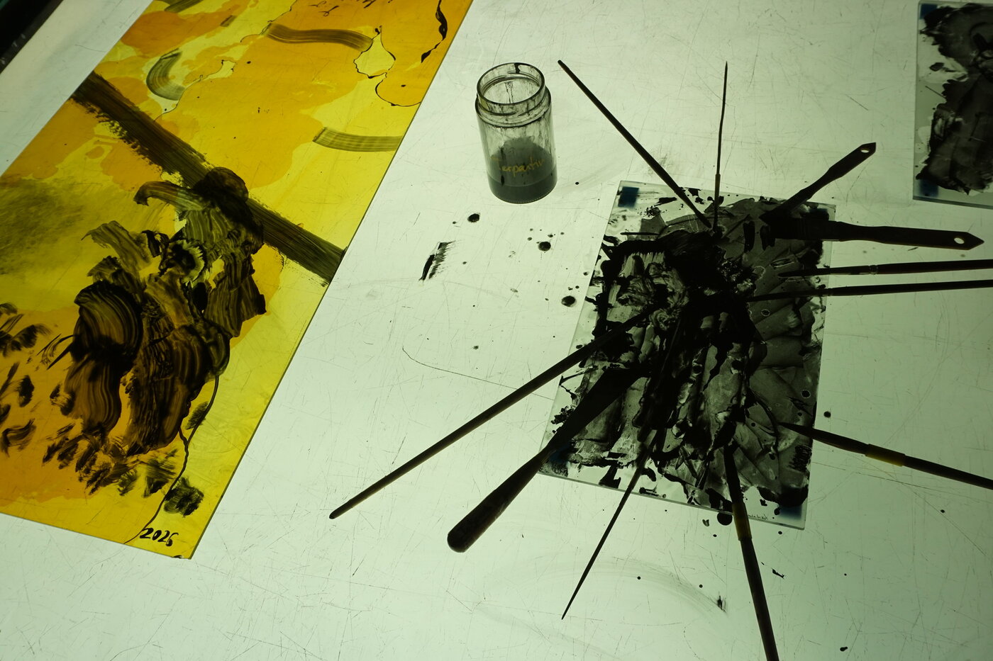 Schwarzlotmalerei und mehrstufige Ätzung in Echtantikglas; kollaboratives Glasmalereiprojekt, 2026; Studierende: Tamara Hildebrand, Jakob Höfig, Clara Rudolf, Jooyohn Shin, Vahdeta Tahirovic, Ines Wassermann; Projektbegleitung: Prof. Natalię Häusler, Katharina Marszewski, Felicitas Fäßler