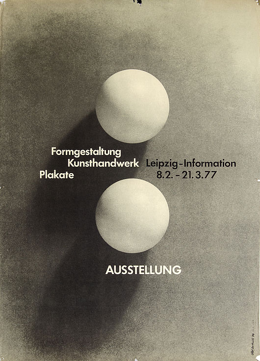 Ausstellungsplakat »Formgestaltung Kunsthandwerk Plakate«, Leipzig, 1977 Gestalter: Jochen Fiedler Repro: Hochschularchiv Burg Giebichenstein Kunsthochschule Halle 59x82,5 cm 